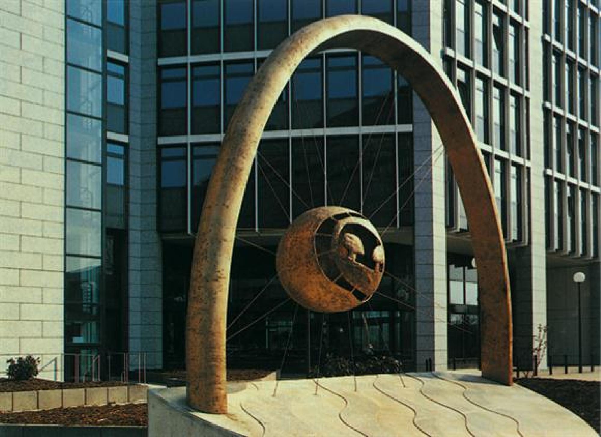 Leonard Lorenz: Focus I, Telekom Frankfurt Eschborn
1992 ▪ 480 × 400 × 100 cm ▪ bronze
